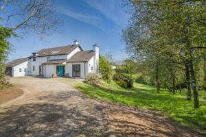 ein weißes Haus mit Auffahrt in der Unterkunft 4 Bed in Bushmills oc-b31852 in Billy