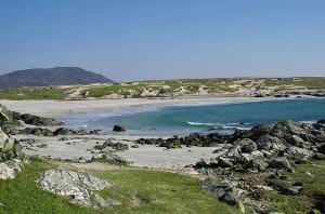 una spiaggia con un mucchio di rocce e l'oceano di 3 Bed in Roundstone oc-i234 a Callow