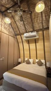 a bedroom with a large bed with a ceiling at ماكامايا Makamaya in Al Baha