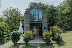 KriževciGORIČKE IŽE的有玻璃门和草坪的小房子