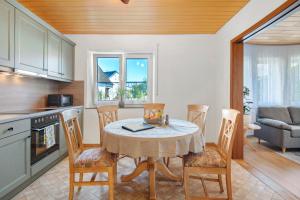 Vohburg an der DonauにあるFerienhaus Donauliebeのテーブルと椅子のあるキッチンとダイニングルーム