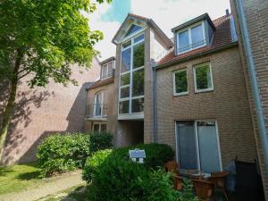 a large brick house with a large window at Backboard in Tossens