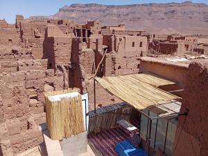 a view of a village in the desert at Maison d'hôtes tilleli in Tamnougalt