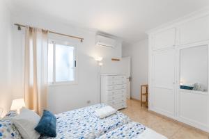 カレタ・デ・ファマラにあるFamara Power Apartmentの白いベッドルーム(ベッド1台、ドレッサー付) +6枚の写真