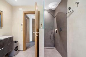 サン・レオナルド・イン・パッシーリアにあるSina Apartmentのシャワーと洗面台付きのバスルーム +18枚の写真