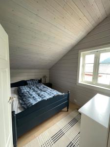 een slaapkamer met een bed op zolder bij House with oceanview in Stryn