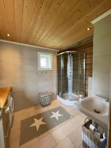 een badkamer met een douche en een wastafel bij House with oceanview in Stryn