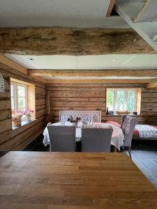 een eetkamer met houten muren en tafels en stoelen bij House with oceanview in Stryn
