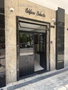 einen Eingang zu einem Gebäude mit einer Tür in der Unterkunft Estúdio 9º andar em frente à Praça da República in Belém