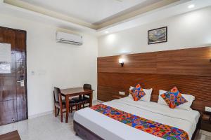 une chambre d'hôtel avec un lit et un bureau dans l'établissement FabHotel The Grace Inn Near Galleria Market & Golf Course Road, à Gurgaon 32 autres photos
