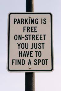 ein Schild an einem Mast, auf dem steht, dass das Parken auf der Straße kostenlos ist, Sie müssen nur in der Unterkunft Aurum House Luxury Apartments in Blackpool