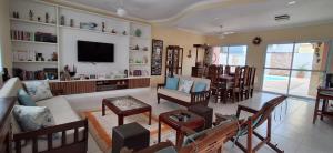 Μια τηλεόραση ή/και κέντρο ψυχαγωγίας στο Casa em Condomínio com Piscina e Lago em UBATUBA