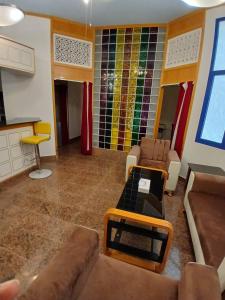 una sala de estar con un sofá y una mesa en Qurum Heights Hotel, en Mascate 6 fotos más