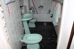 Bilik mandi di Charming Lakeview Home !