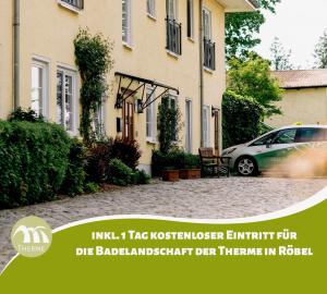 un coche aparcado delante de una casa en FerienResidenz MüritzPark, en Röbel