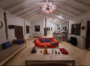 ein großes Wohnzimmer mit einem Bett und einem Tisch in der Unterkunft The Soap House - Entire Bush cottage in Nairobi