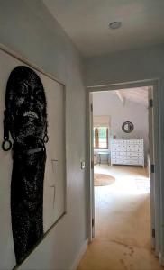 ein Gemälde eines Gesichts an einer Wand in einem Zimmer in der Unterkunft The Soap House - Entire Bush cottage in Nairobi