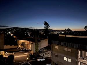 - Vistas a la ciudad por la noche con un edificio en Parkside Apartment Near CBD & City Park with Parking, en Launceston