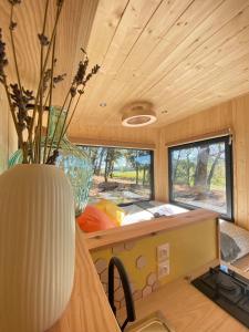 Ένα ή περισσότερα κρεβάτια σε δωμάτιο στο Tiny-House Grand Confort - Salle de bain italienne - Lit King - 10 min A7