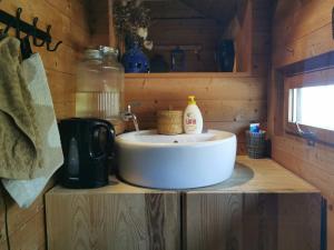 Un baño con lavabo en una cabaña de troncos en Ål Cabin With Panoramic Views, en Favang 20 fotos más