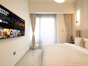Un dormitorio con una cama grande y una ventana grande. en Act Tower Suites by Prestige Nest, en Dubái 12 fotos más