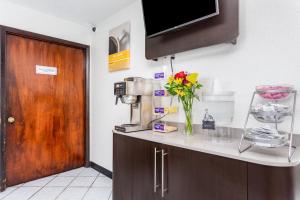 Η κουζίνα ή μικρή κουζίνα στο Relax Inn by OYO Columbus OH I 70 +78 φωτογραφίες