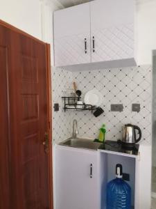 une cuisine avec un évier et un plan de travail dans l'établissement Acacia Sky, à Nakuru