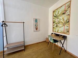a room with a table and a painting on the wall at Casa Guila, Villa moderne à 50m de la plage à Saint-Pierre in Saint-Pierre