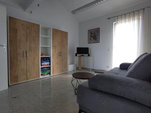 sala de estar con sofá y armarios de madera en Alleeblick, en Fürth