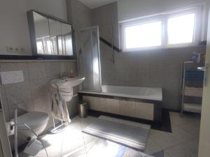 Un baño con bañera, lavabo e inodoro. en Alleeblick, en Fürth