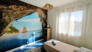 Un dormitorio con un mural de pared de una cueva marina. en Serinity Villa - Piscine - proche Castres, en Viviers-lès-Montagnes