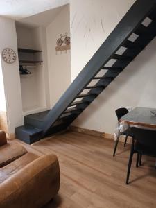 Χώρος καθιστικού στο le nid des choups le petit duplex1