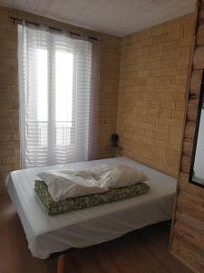 Ένα ή περισσότερα κρεβάτια σε δωμάτιο στο le nid des choups le petit duplex1