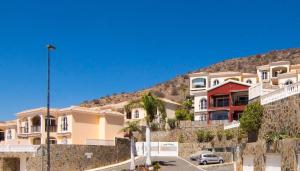 a row of houses on the side of a hill at Ocean Pearl Loma Verde in Patalavaca