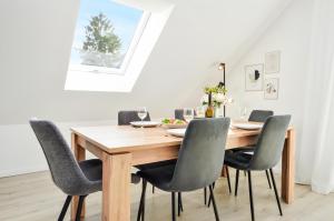 a dining room with a wooden table and chairs at AT Weinmeister - außergewöhnlich & groß in Bielefeld