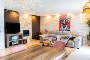 TV a/nebo společenská místnost v ubytování Villa Gaeiras