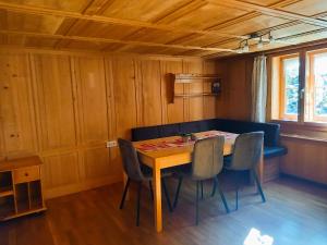 een eetkamer met een houten tafel en stoelen bij Haus Kanisfluh in Au im Bregenzerwald +15 foto's
