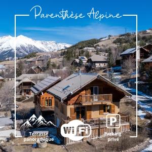 une photo d'une maison avec les mots panorama ridgeine dans l'établissement Parenthèse Alpine - Poêle à bois - Calme - Parking, à Enchastrayes
