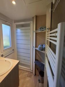 a bathroom with a sink and a toilet and a tub at Mobil home 4 personnes au pied du Grand Massif à Samoëns in Samoëns