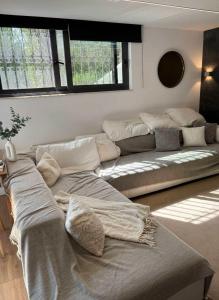Ένα ή περισσότερα κρεβάτια σε δωμάτιο στο Serene Anoixi Stay with Jacuzzi
