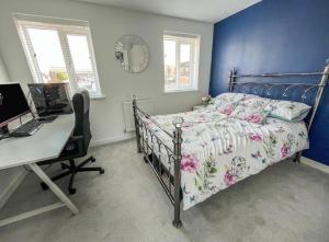 Katil atau katil-katil dalam bilik di Spacious 3-Storey Home from Home in Hetton le Hole