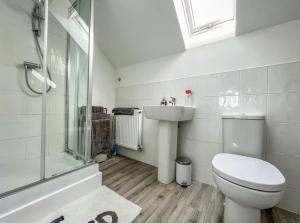 Bilik mandi di Spacious 3-Storey Home from Home in Hetton le Hole +9 gambar