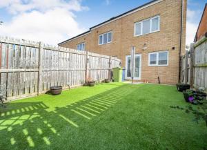 Taman di luar Spacious 3-Storey Home from Home in Hetton le Hole