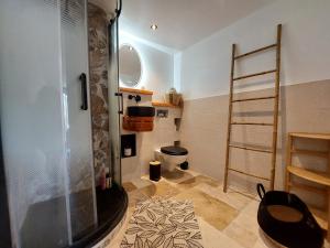 a bathroom with a shower and a toilet at Villa rundinella in Vero