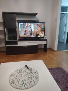 Μια τηλεόραση ή/και κέντρο ψυχαγωγίας στο Apartman 50