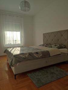 Ένα ή περισσότερα κρεβάτια σε δωμάτιο στο Apartman 50