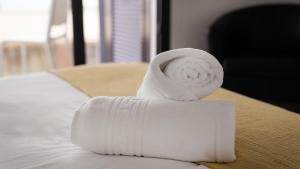 Кровать или кровати в номере E1 Suites - Modern Comfort & Spa Luxury, Gibraltar