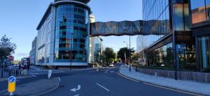 una calle vacía en una ciudad con edificios altos en Luxury CITY Apartment, en Watford