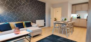 una sala de estar con un sofá y una mesa en Luxury CITY Apartment, en Watford