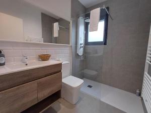 オウレンセにあるM2 Disfruta de Ourense en esta acogedora casaのトイレ、洗面台、シャワー付きのバスルーム +25枚の写真